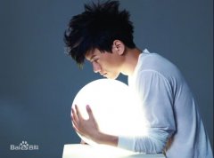 張杰來(lái)到風(fēng)華國(guó)韻錄音棚錄音