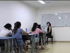 风华国韵老师为学生们普及艺术联考知识