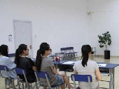 在声乐培训中，声乐老师发挥着重要作用