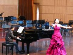 進行聲樂表演時需掌握的技巧