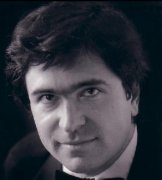 三種語(yǔ)言齊上陣   教授課堂樂(lè)翻天