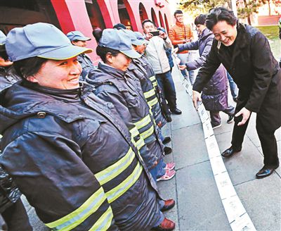 殷秀梅戴玉强请环卫工人看演出(图)