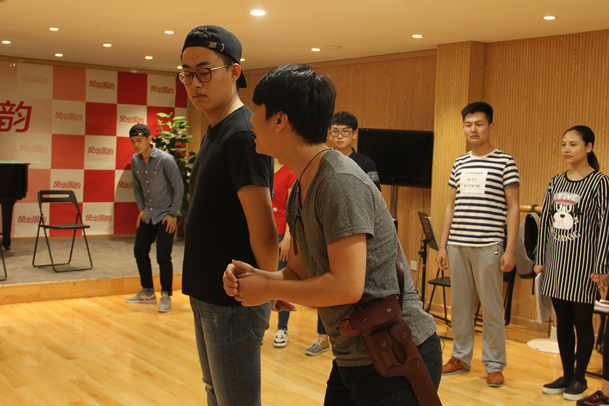 周强师生团队排演《小二黑结婚》 备战北航公演