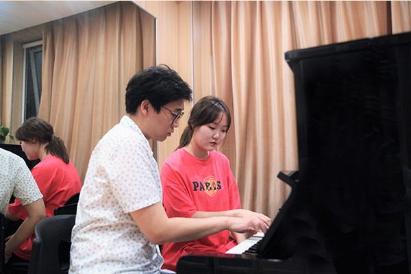 「山东声乐考前培训班」声乐艺考可以化妆吗？