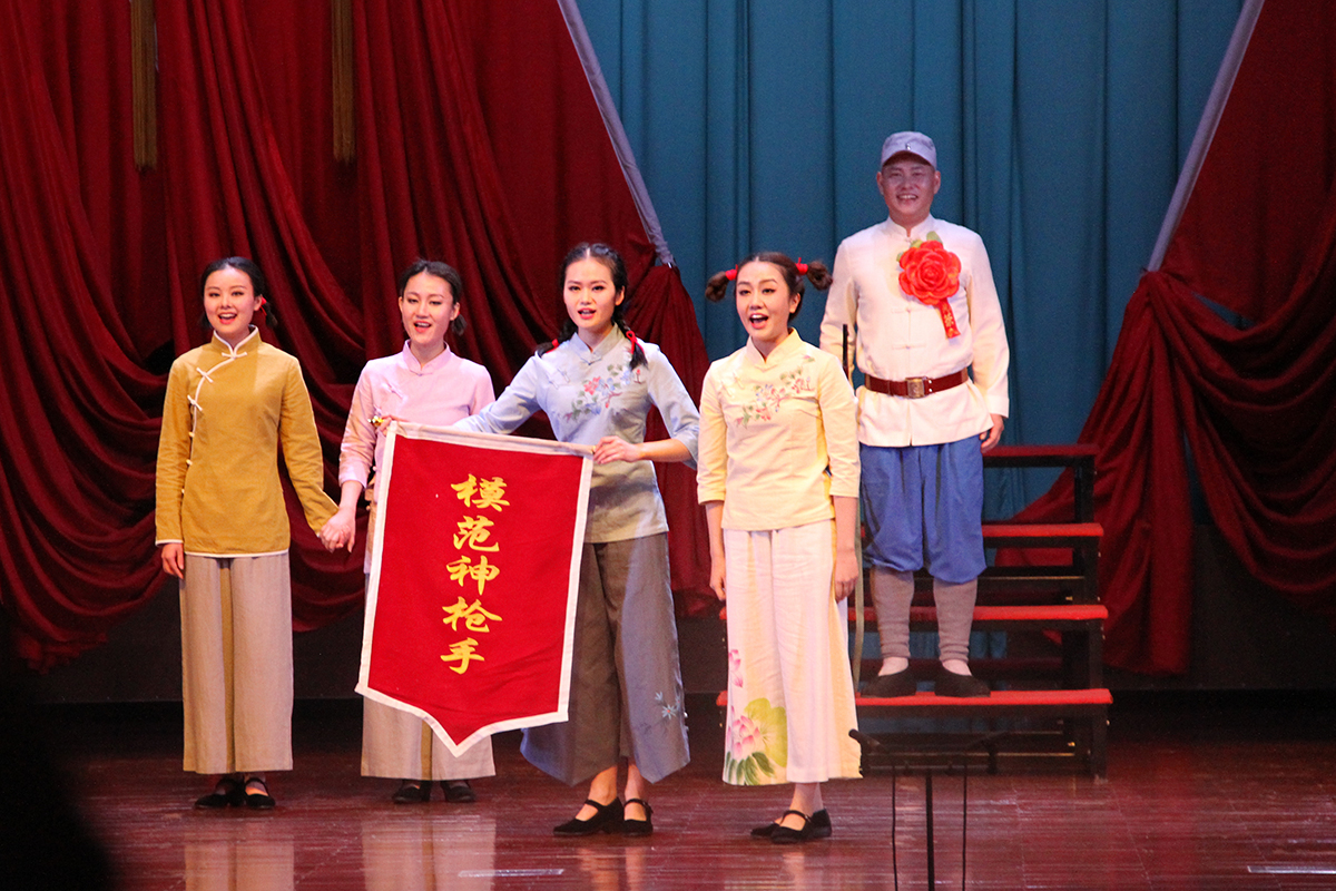 著名男高音歌唱家周強(qiáng)攜弟子走進(jìn)公大 唱響歌劇《小二黑結(jié)婚》 