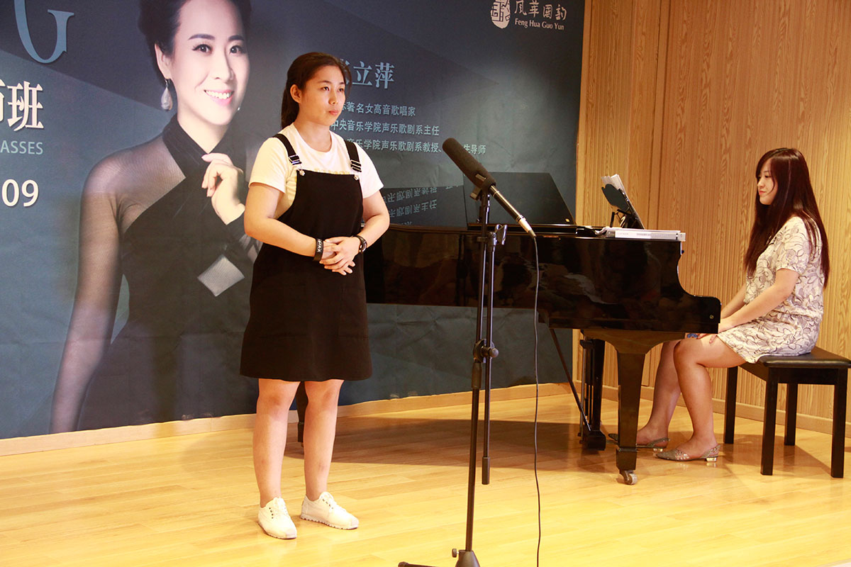 音乐专业优秀学员在风华国韵排练厅进行声乐汇报 
