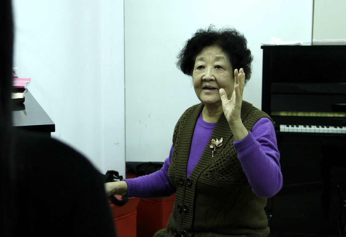 民族聲樂教育專家馬淑明在風華國韻為學生指導 