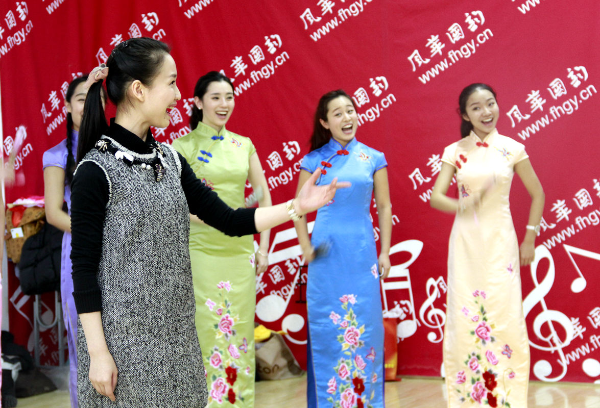 中國(guó)音樂(lè)學(xué)院李琳老師在風(fēng)華國(guó)韻排練經(jīng)典民歌 