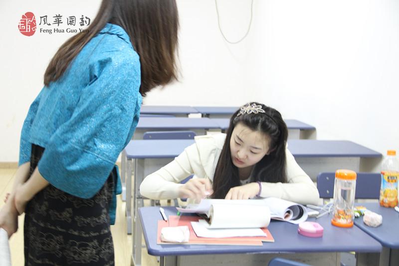 学生认真听课的瞬间 