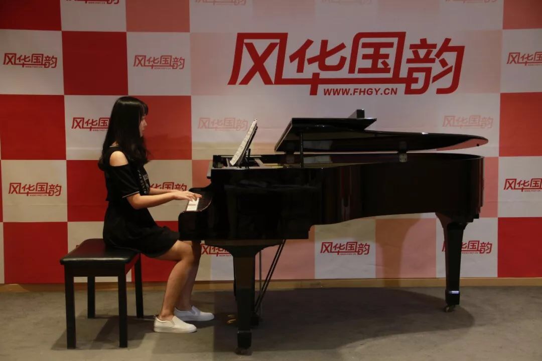 如何双手弹奏钢琴，对未来有何好处？