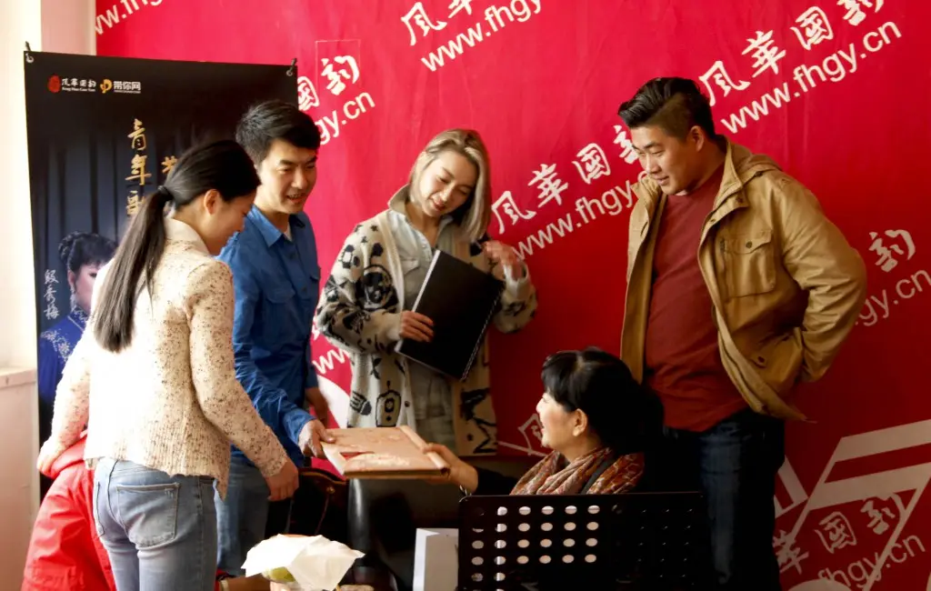 张焕老师带伤排练 青年艺术家们深受感动