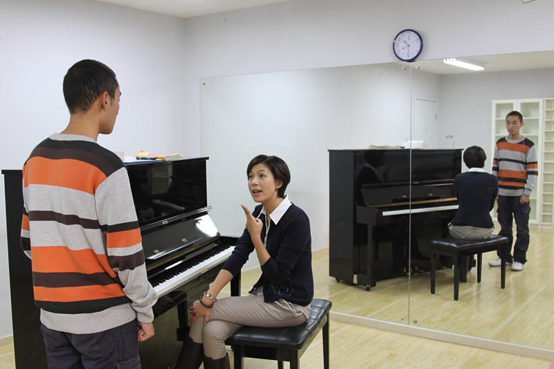 风华国韵老师阐释美声唱法的特点