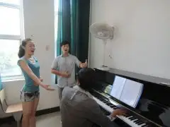 如何打开喉咙