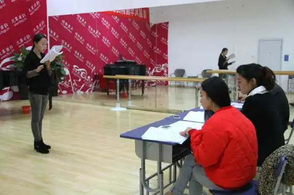音乐艺考生专心备考 也要坚持复习文化课