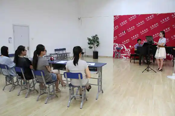 在聲樂培訓中，聲樂老師發(fā)揮著重要作用