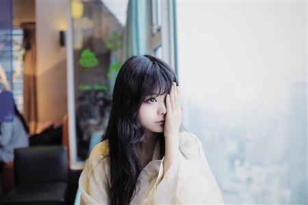 16岁艺考生唱古风歌曲 俘虏百万粉丝“火”出国门