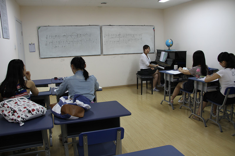风华国韵教育中心文化与艺术课齐头并进