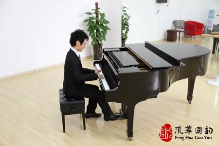 我校特邀造型师为考生化妆造型
