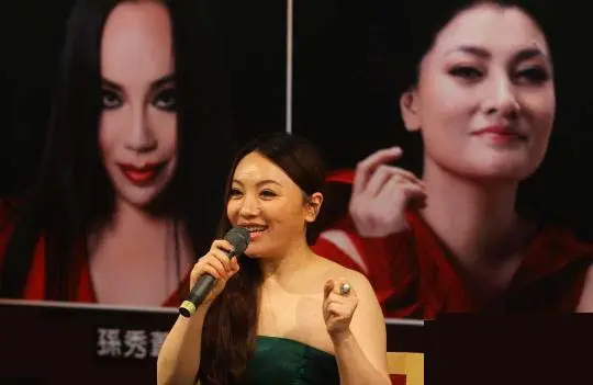 由孙秀苇、幺红、沈娜领衔出演的“三大女高音”全国巡演25日在京举行新闻发布会