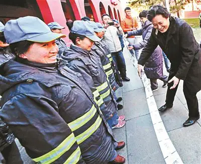 殷秀梅戴玉强请环卫工人看演出(图)