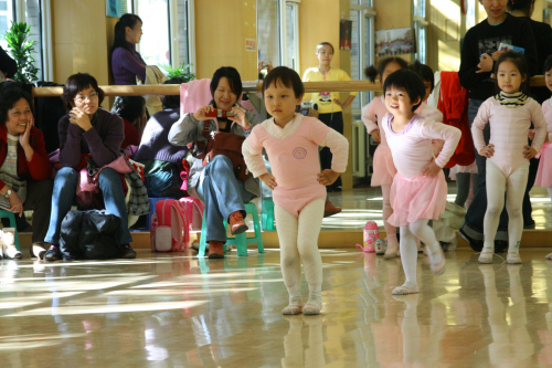 如何教小孩学跳舞？