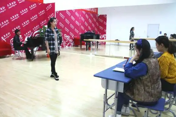 专业老师提醒考生声乐考试要吐字清晰