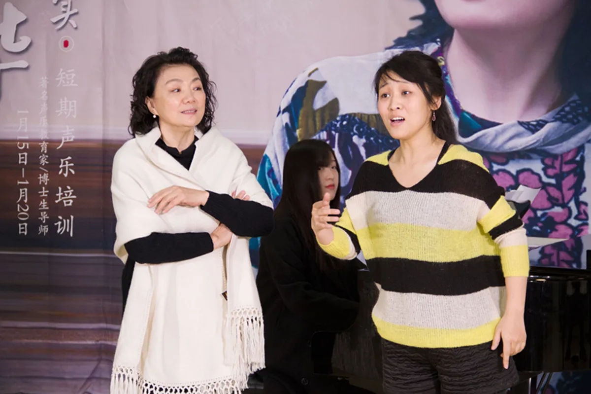 著名教育家马秋华教授在风华国韵为大师班学员指导 