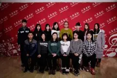 预科班学员拿到结业证书