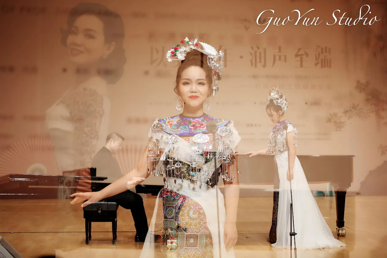 弹钢琴时如何保持正确的手部姿势？